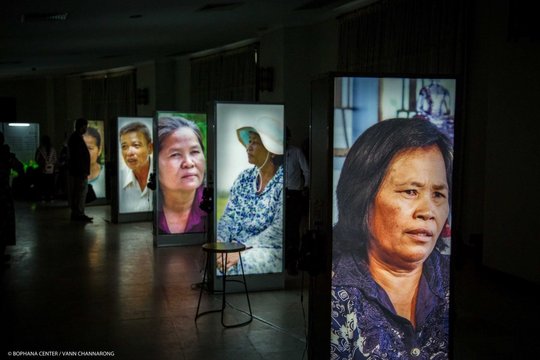 Leuchtkästen, verbunden mit Headsets, zum aufmerksamen Zuhören der von Überlebenden gesprochenen Erfahrungsberichte © Bophana Center, Vann Channarong