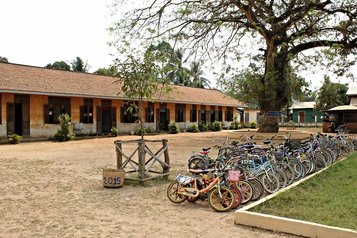 Schulhof der Banteay Dek Primary School in Kambodscha (Foto: Global Partnership for Education, Flickr, CC BY-NC-ND 2.0)