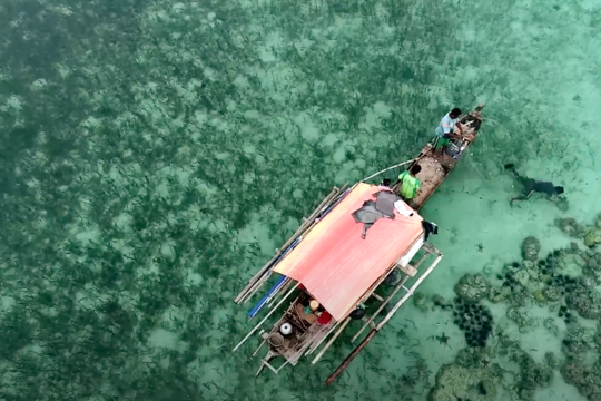 Die Bajau auf einem Boot in der Nähe von Sulawesi © watchdoc