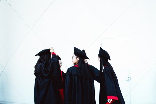 Eine Gruppe chinesischer Hochschulabsolvent:innen feiert ihren Abschluss (Foto: Stephanie Hau @ Unsplash)
